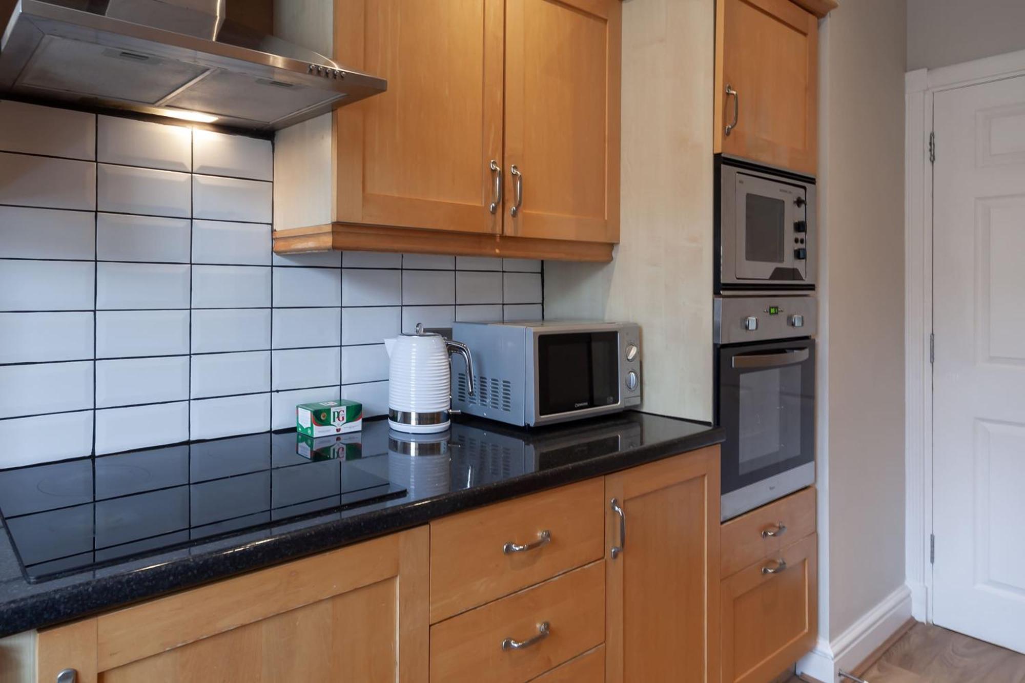 Spacious And Bright 2 Bed Tower Bridge Lägenhet London