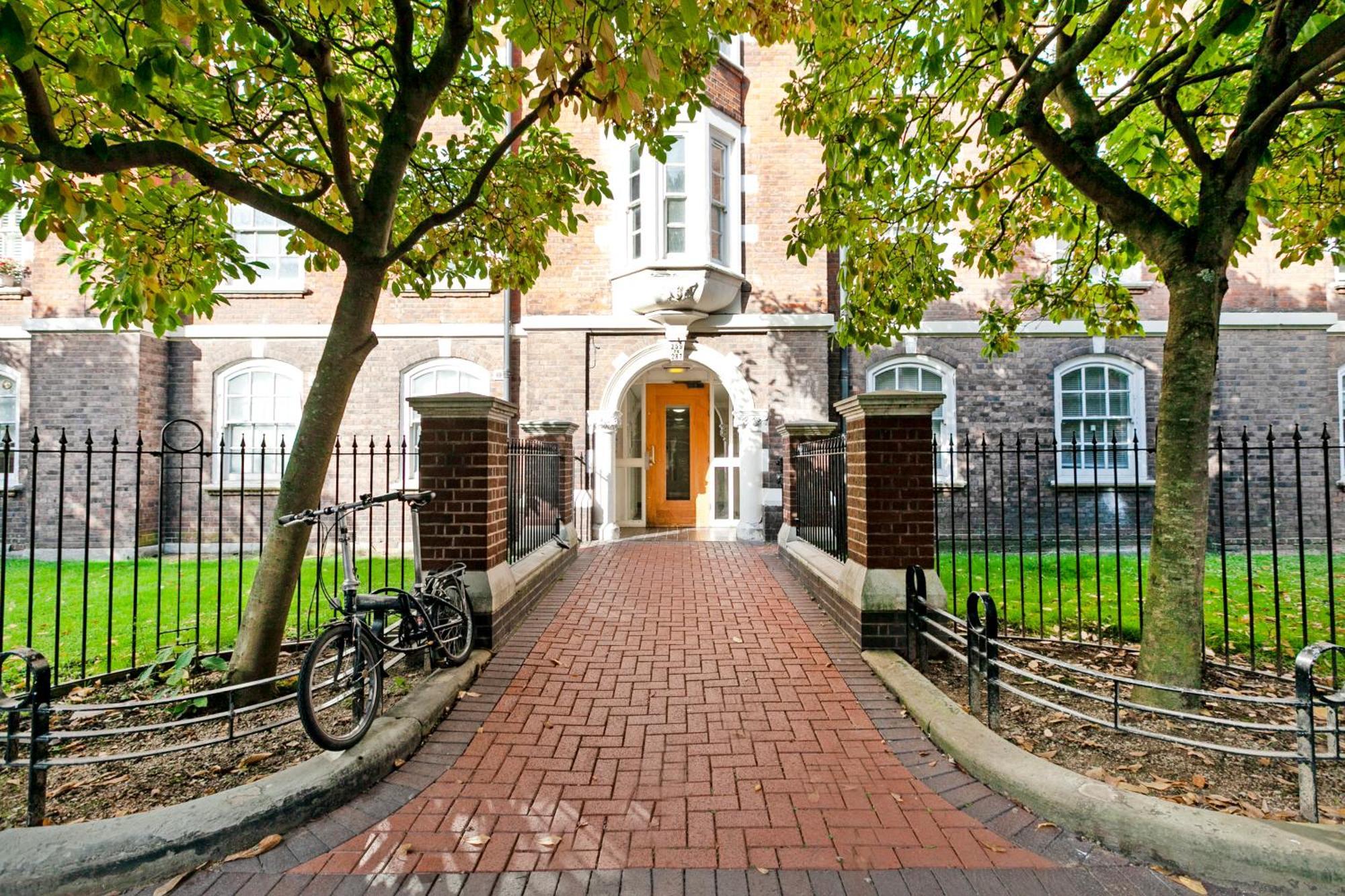 Beautiful 3 Bedroom Flat In Scott Ellis Gardens * Londen