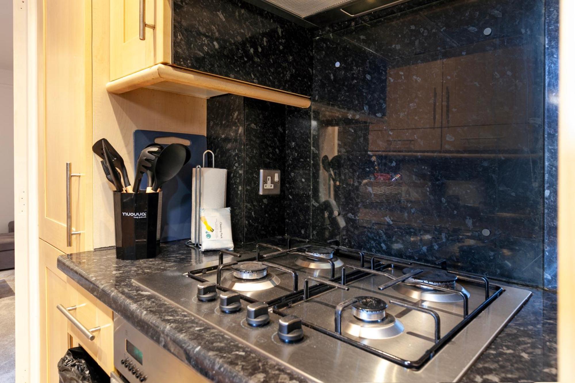 Beautiful 3 Bedroom Flat In Scott Ellis Gardens * Londen