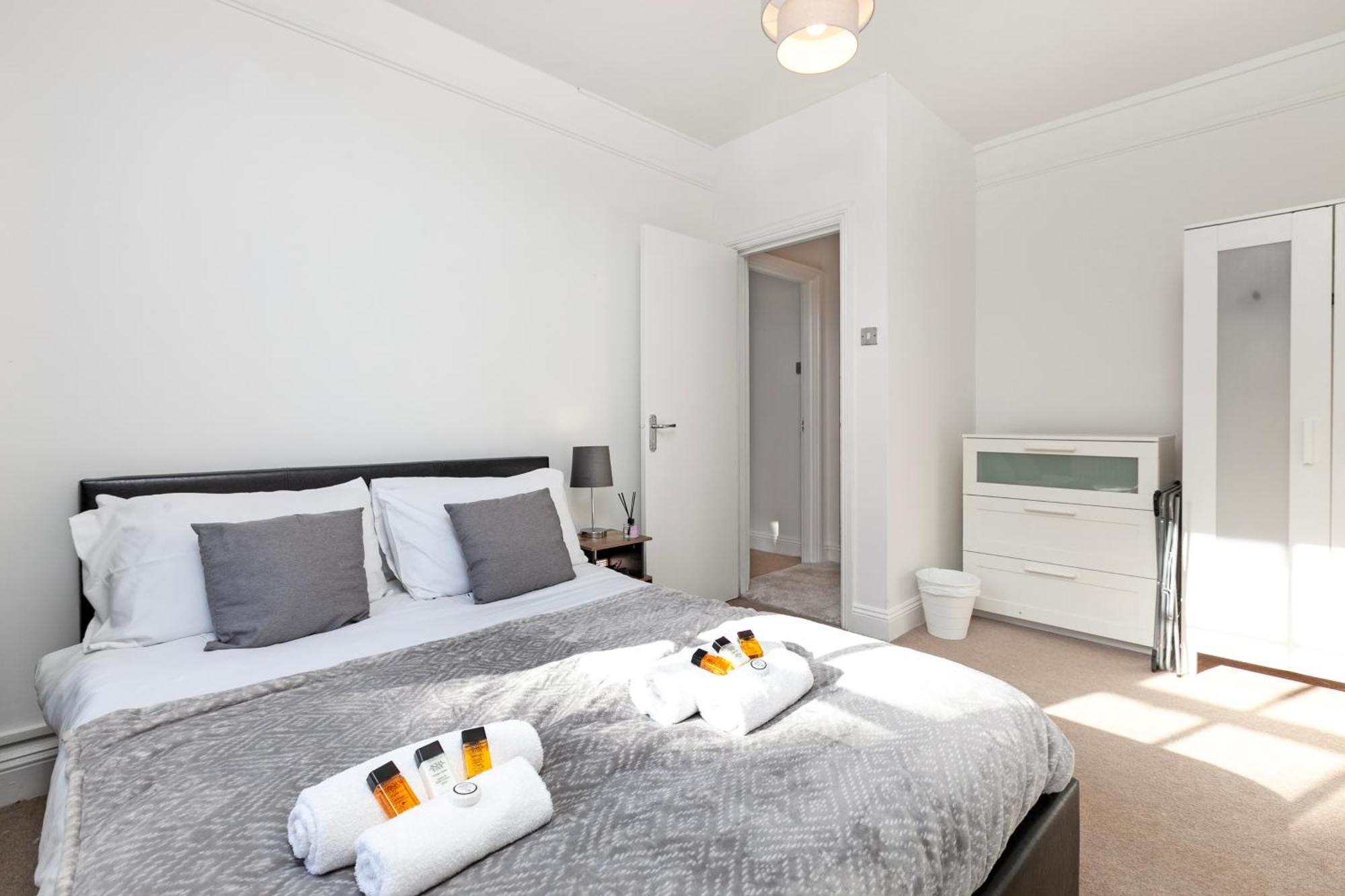 Beautiful 3 Bedroom Flat In Scott Ellis Gardens Lejlighed *