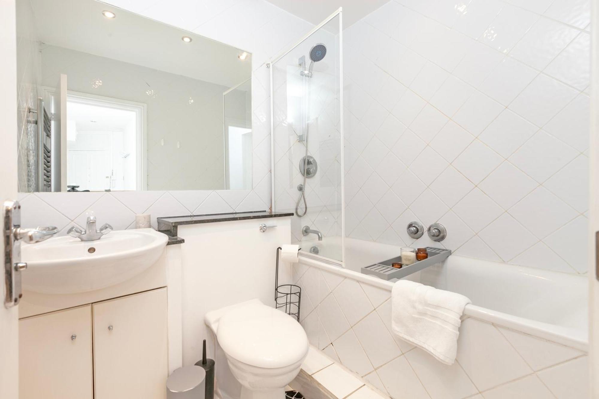 Beautiful 3 Bedroom Flat In Scott Ellis Gardens * Londen