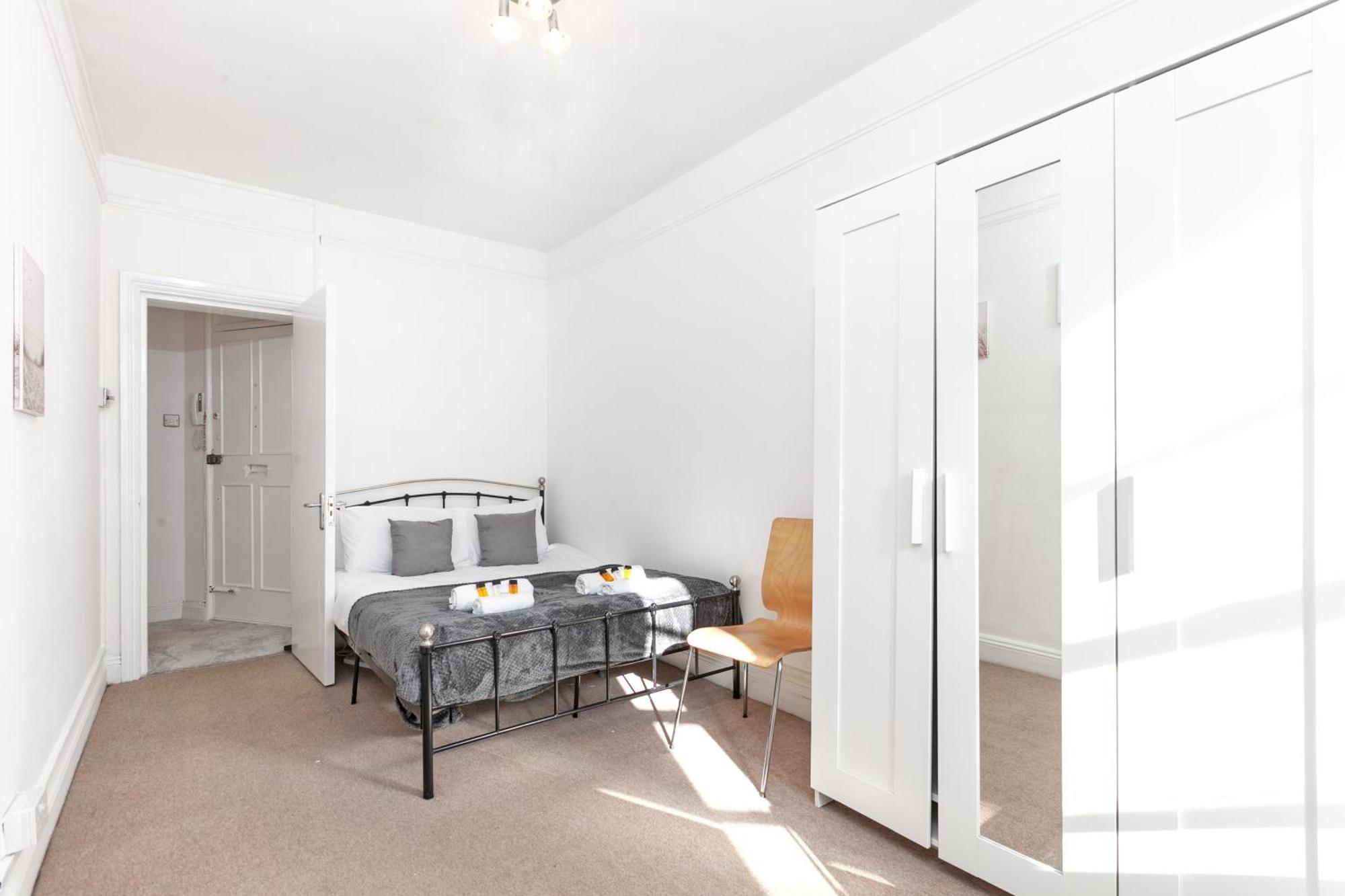 Beautiful 3 Bedroom Flat In Scott Ellis Gardens Londen