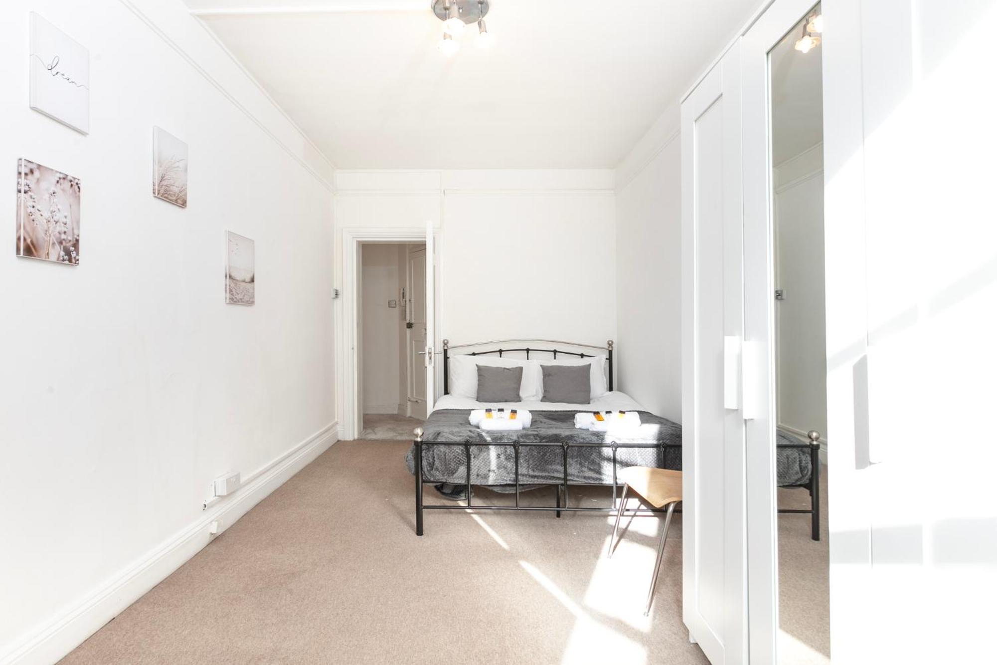 Beautiful 3 Bedroom Flat In Scott Ellis Gardens * Londen