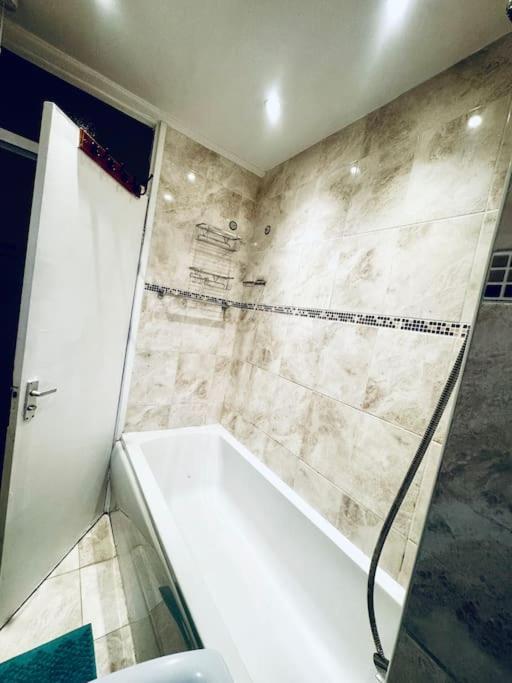 Spacious 3 Bedroom Flat Lejlighed