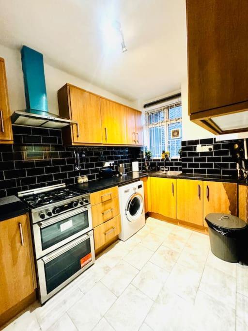 Lejlighed Spacious 3 Bedroom Flat *