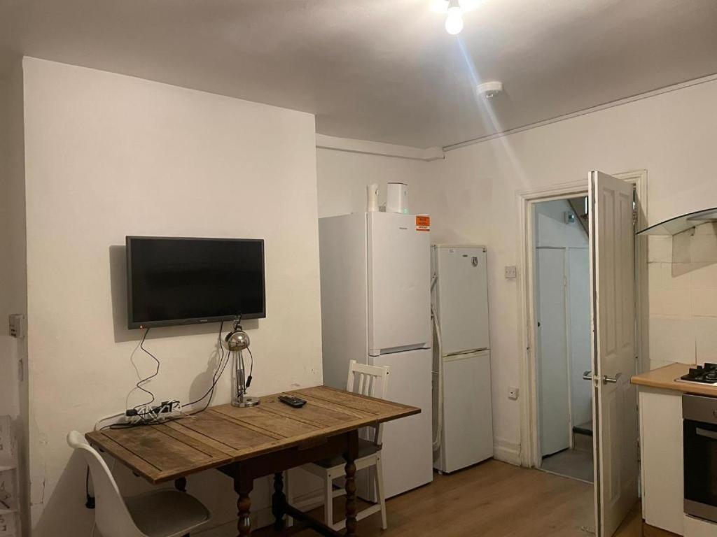 Gasthof Balham, South Spacious, Lambert, 6 Available London