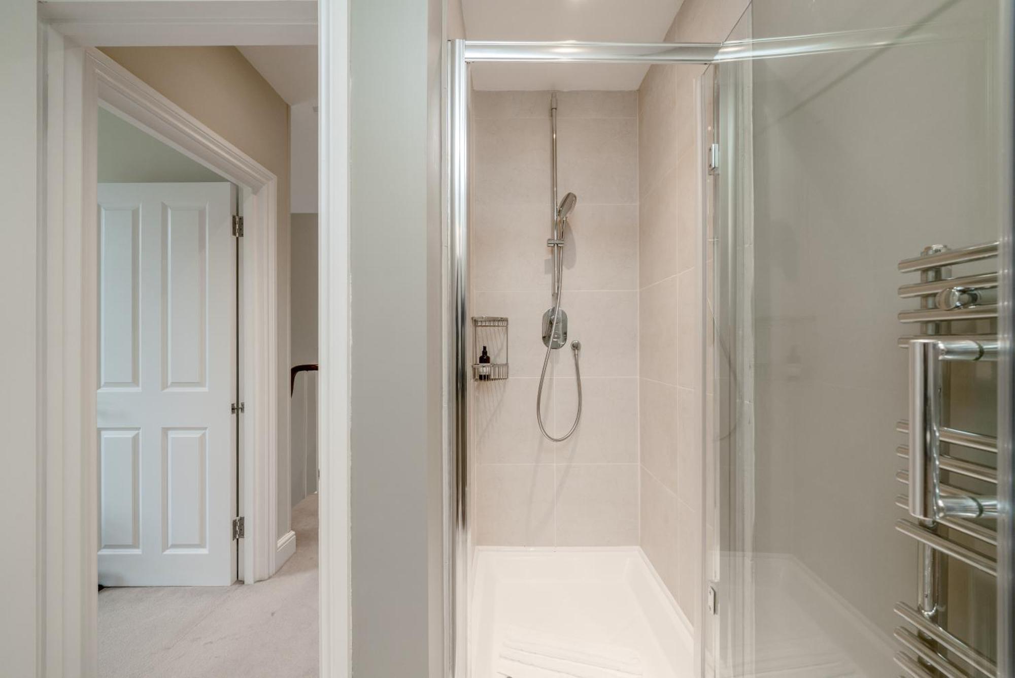 Spacious Flat Near Victoria And Warwick Square Appartement