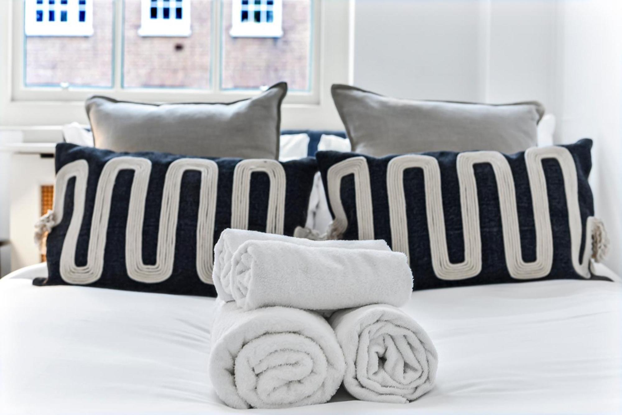 2 Bed Apartment- Mayfair 4 * Londra