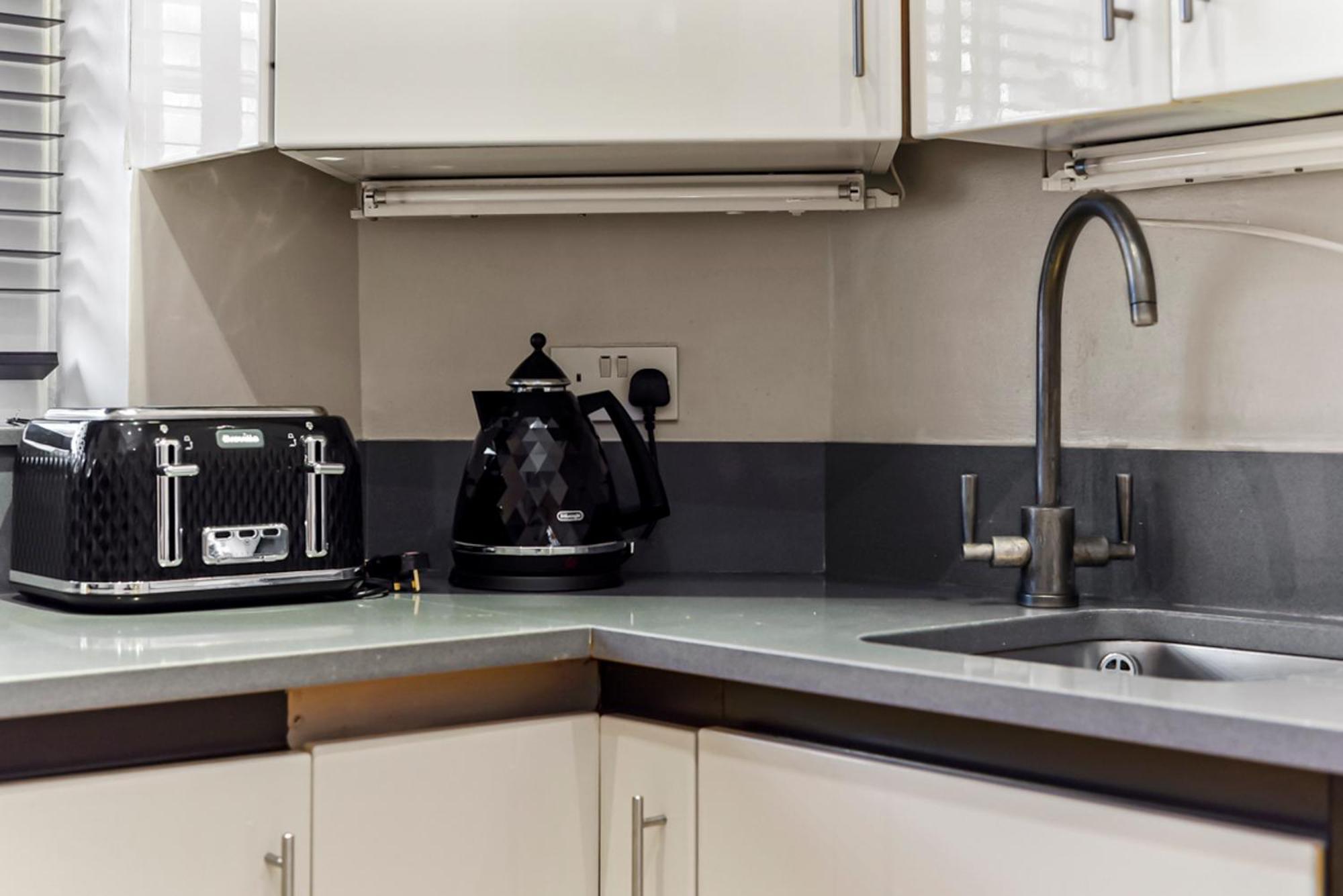 2 Bed Apartment- Mayfair 4 * Londra