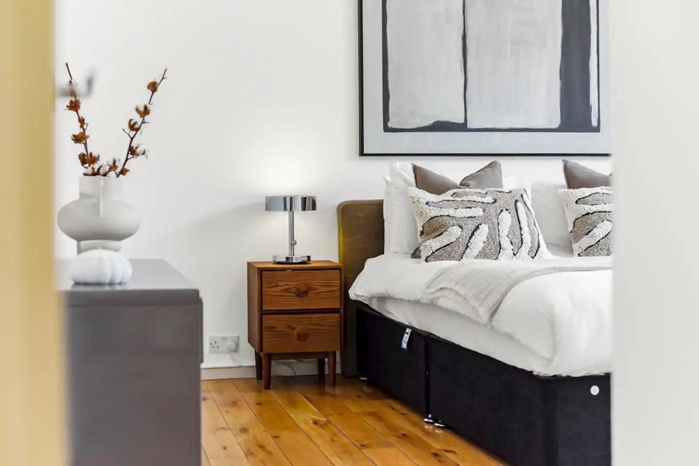 1 Bed Apartment- Mayfair 6 Apartment London