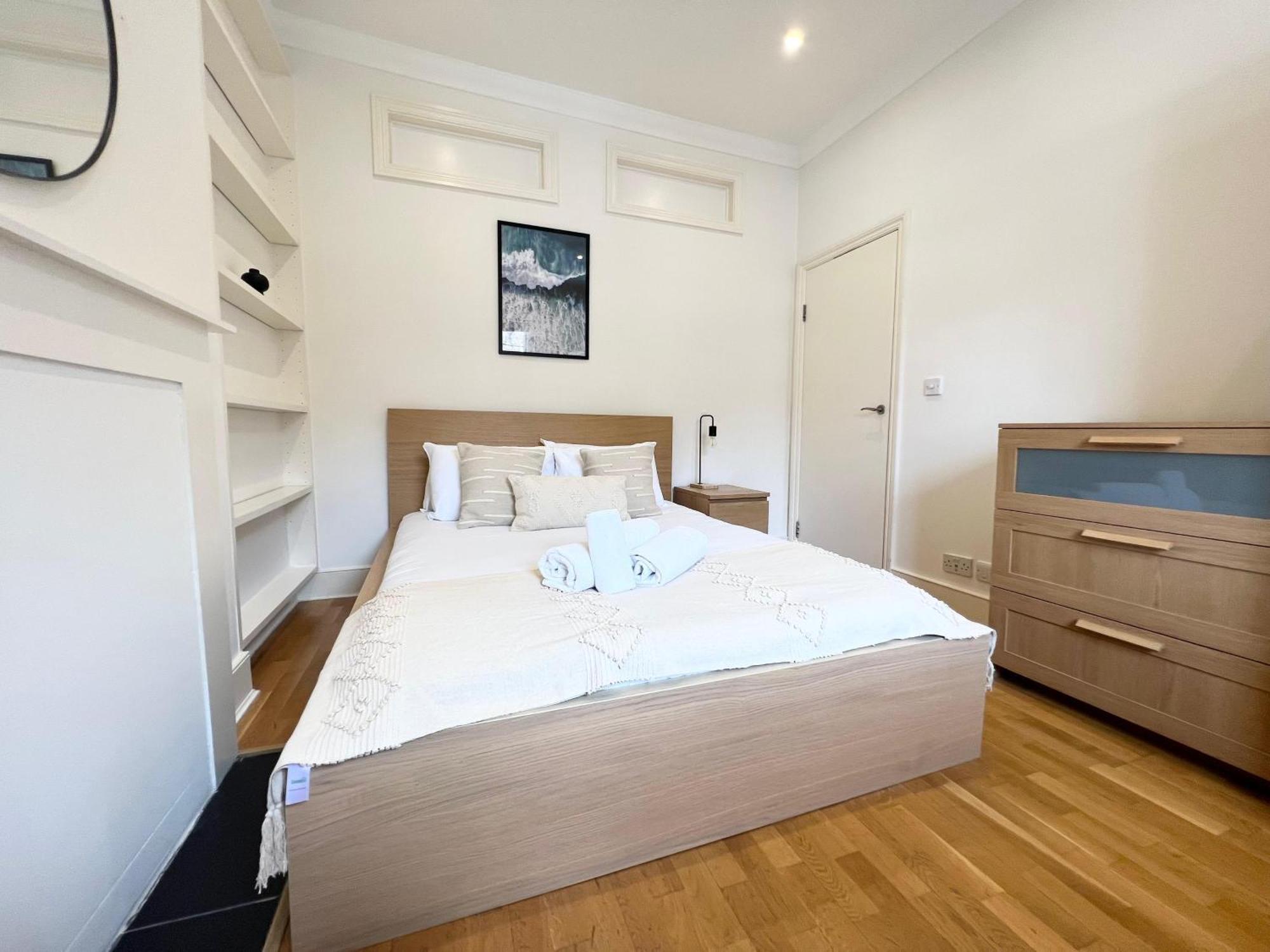 Large 3 Bed 3 Bath Apartment- Londra