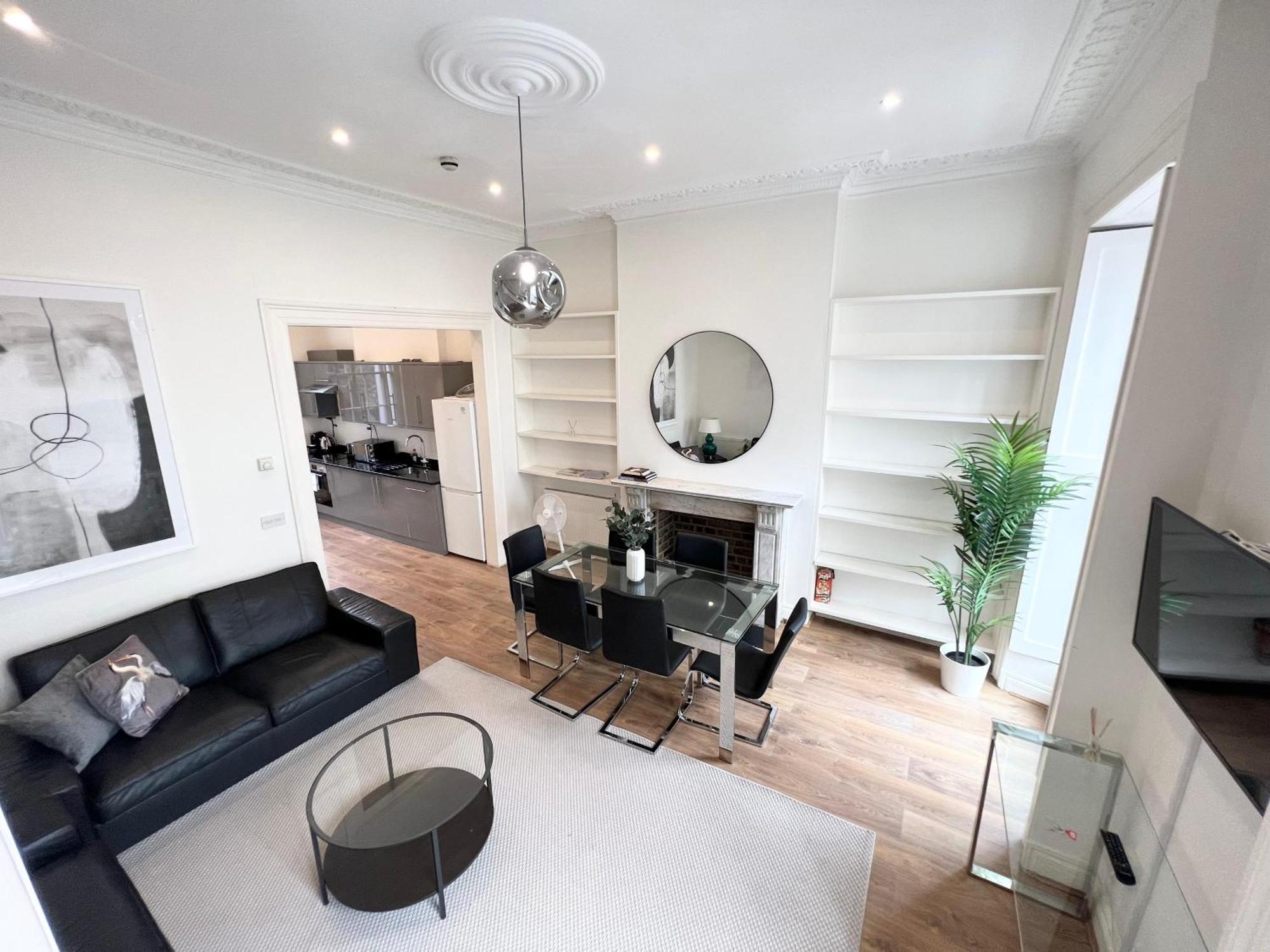 Large 3 Bed 3 Bath Apartment- Londra