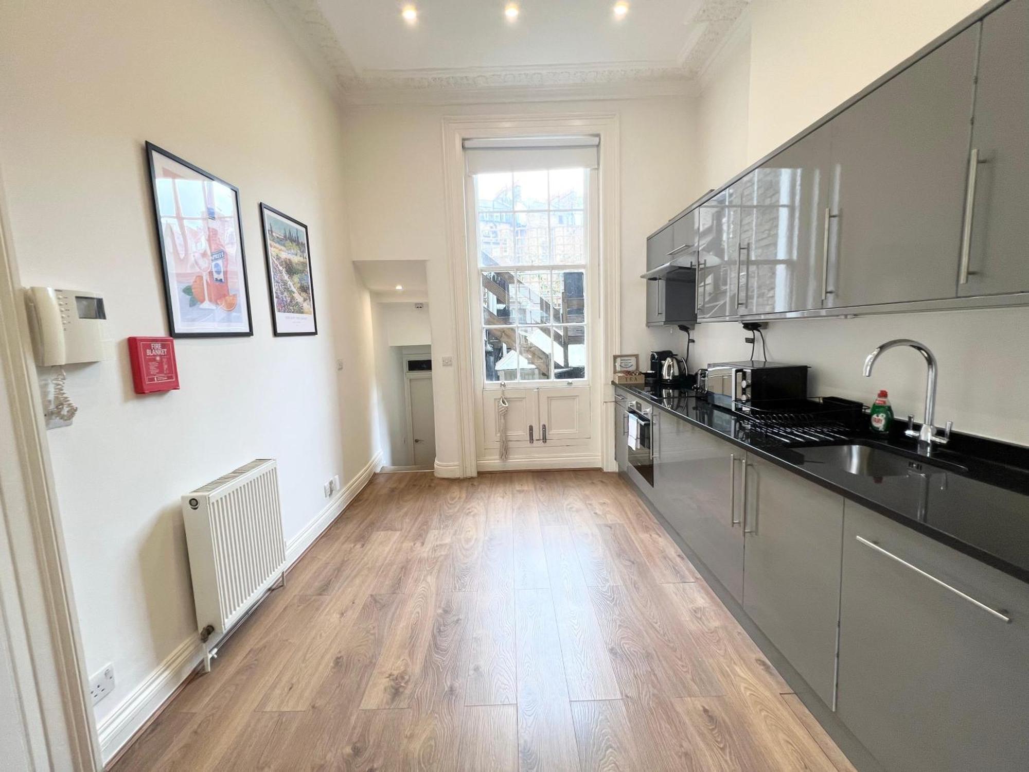 Large 3 Bed 3 Bath Apartment- Londra