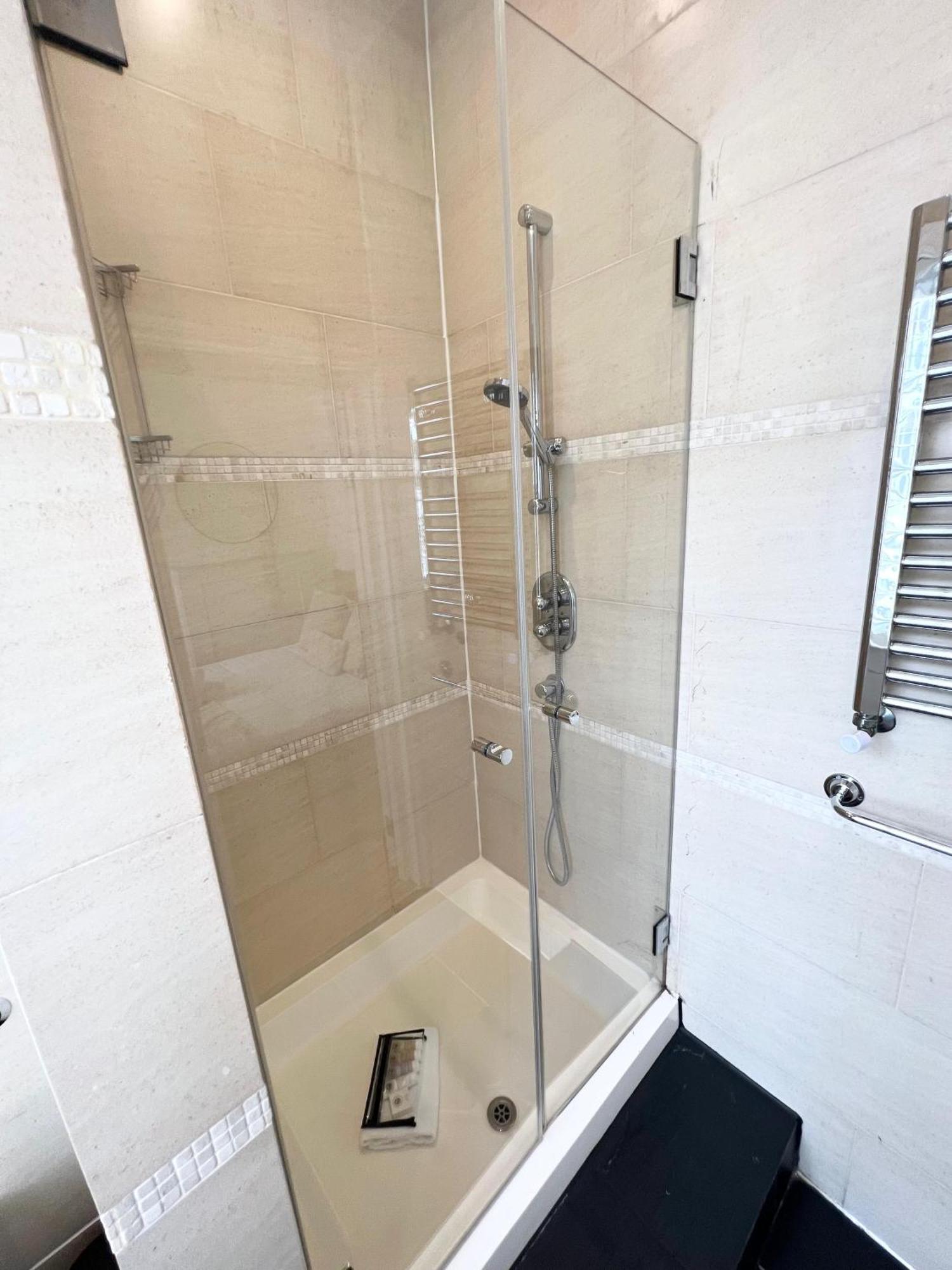Large 3 Bed 3 Bath Apartment- * Londra