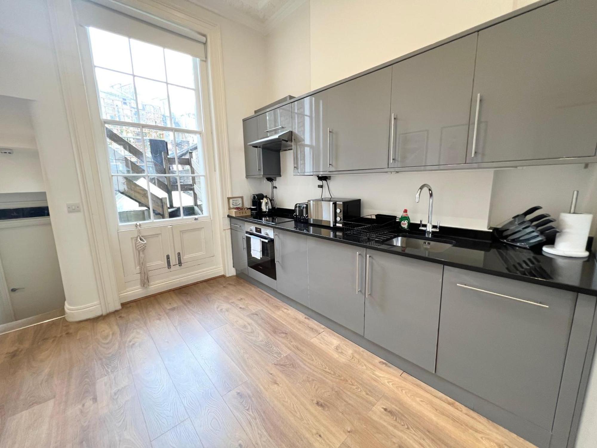 Large 3 Bed 3 Bath Apartment- Appartamento *