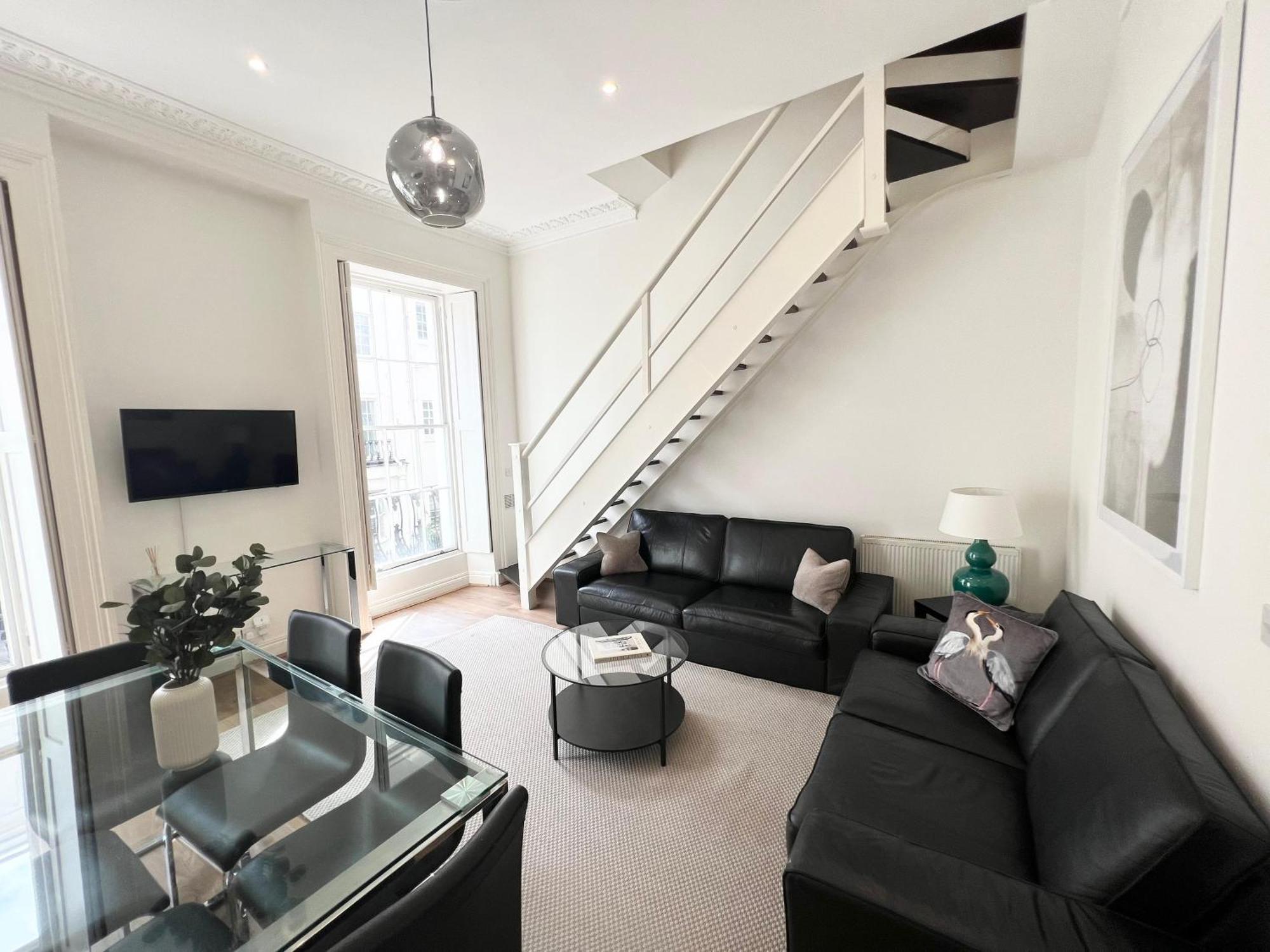 Large 3 Bed 3 Bath Apartment- Lägenhet London