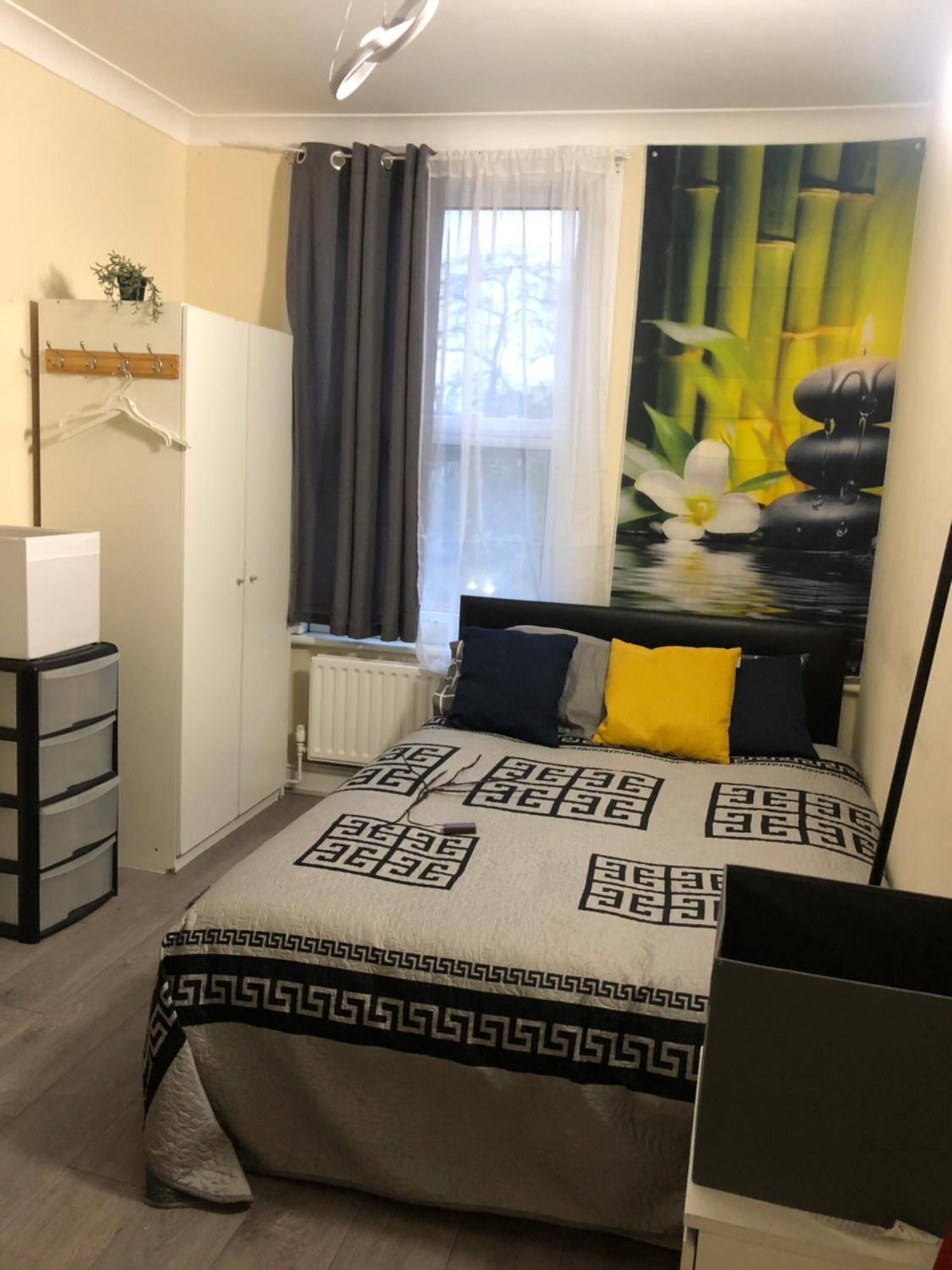 Blue Room, Three Appartement Londen