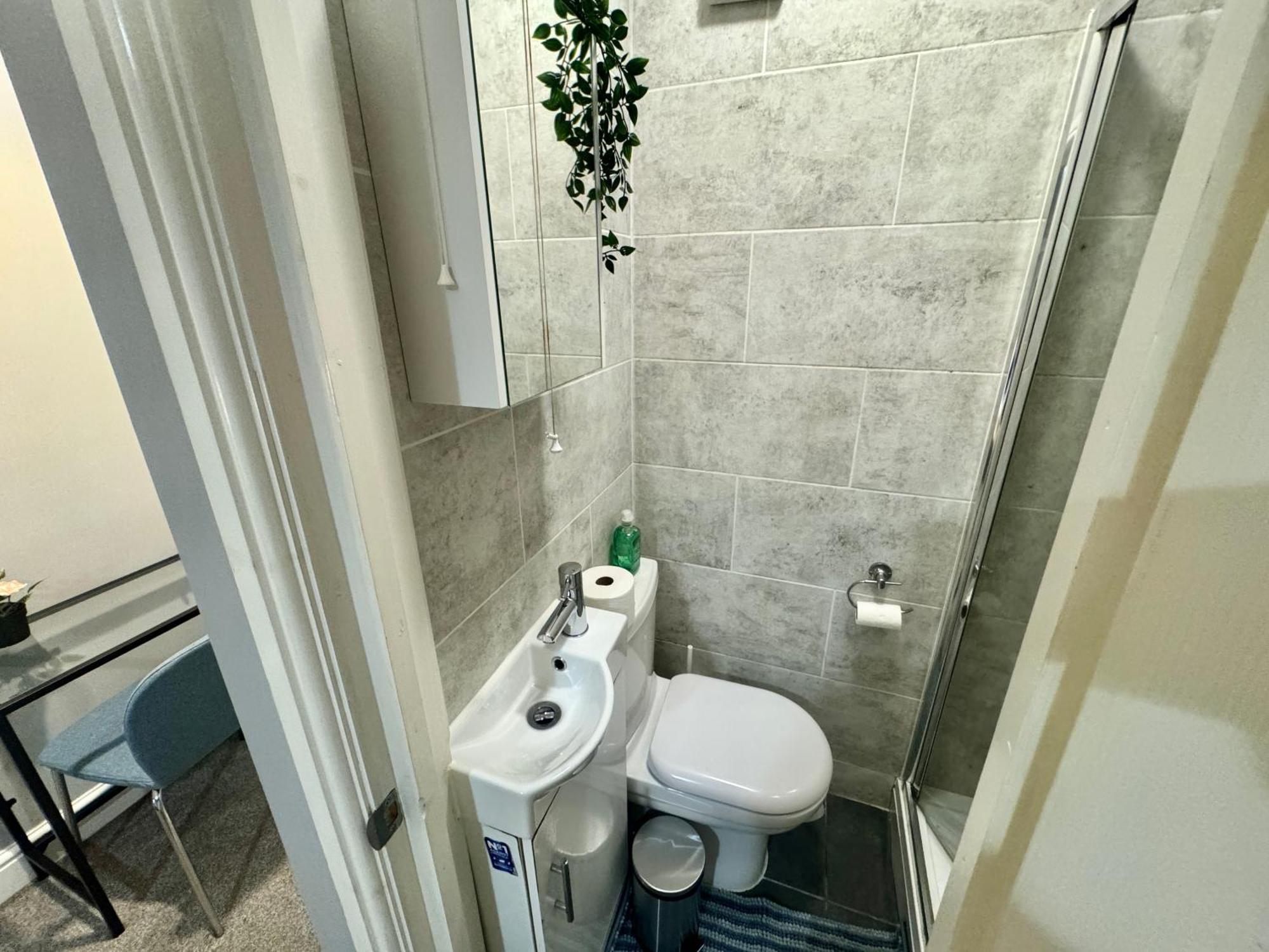 Modern En-suite By Finsbury Park Station 8 Mins To King's Cross By Tube Homestay London
