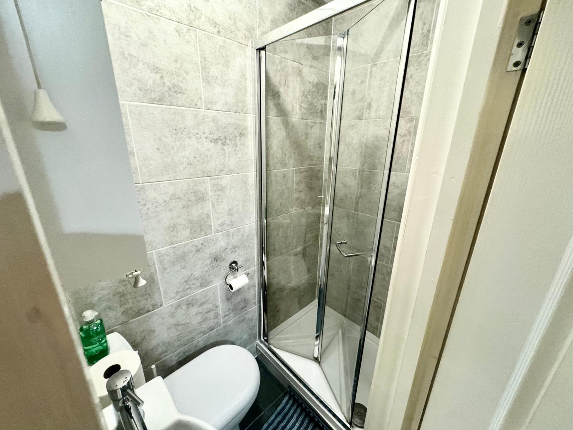 Modern En-suite By Finsbury Park Station 8 Mins To King's Cross By Tube London