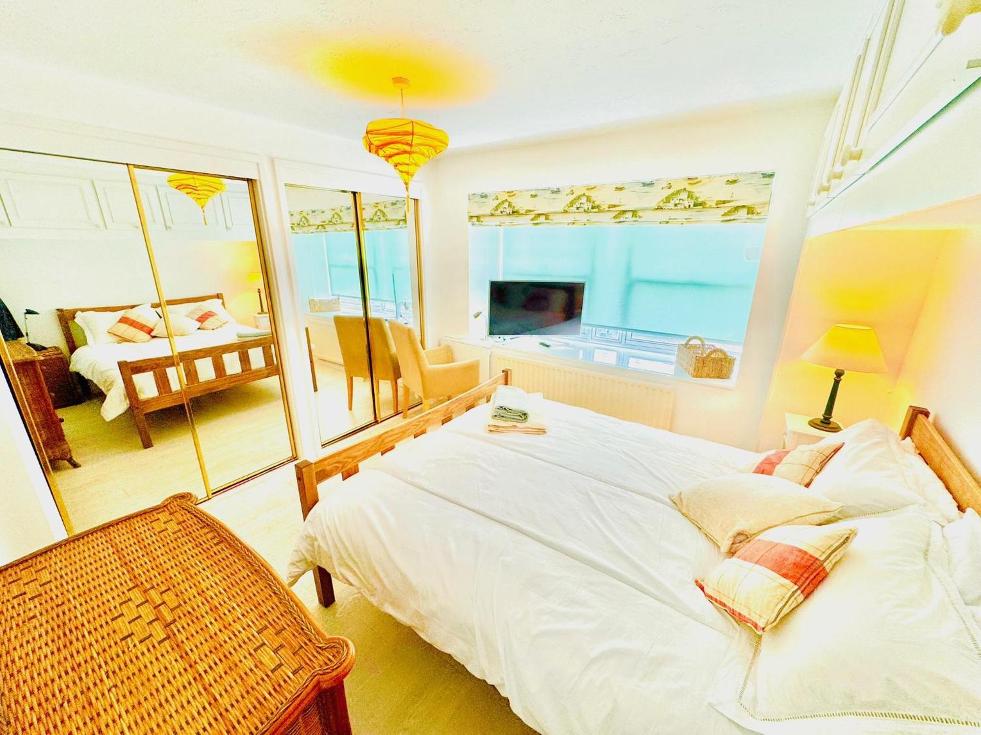 Bright & Smart 2 King-sized Bedroom Haven By The Thames & Battersea Park Apartment *