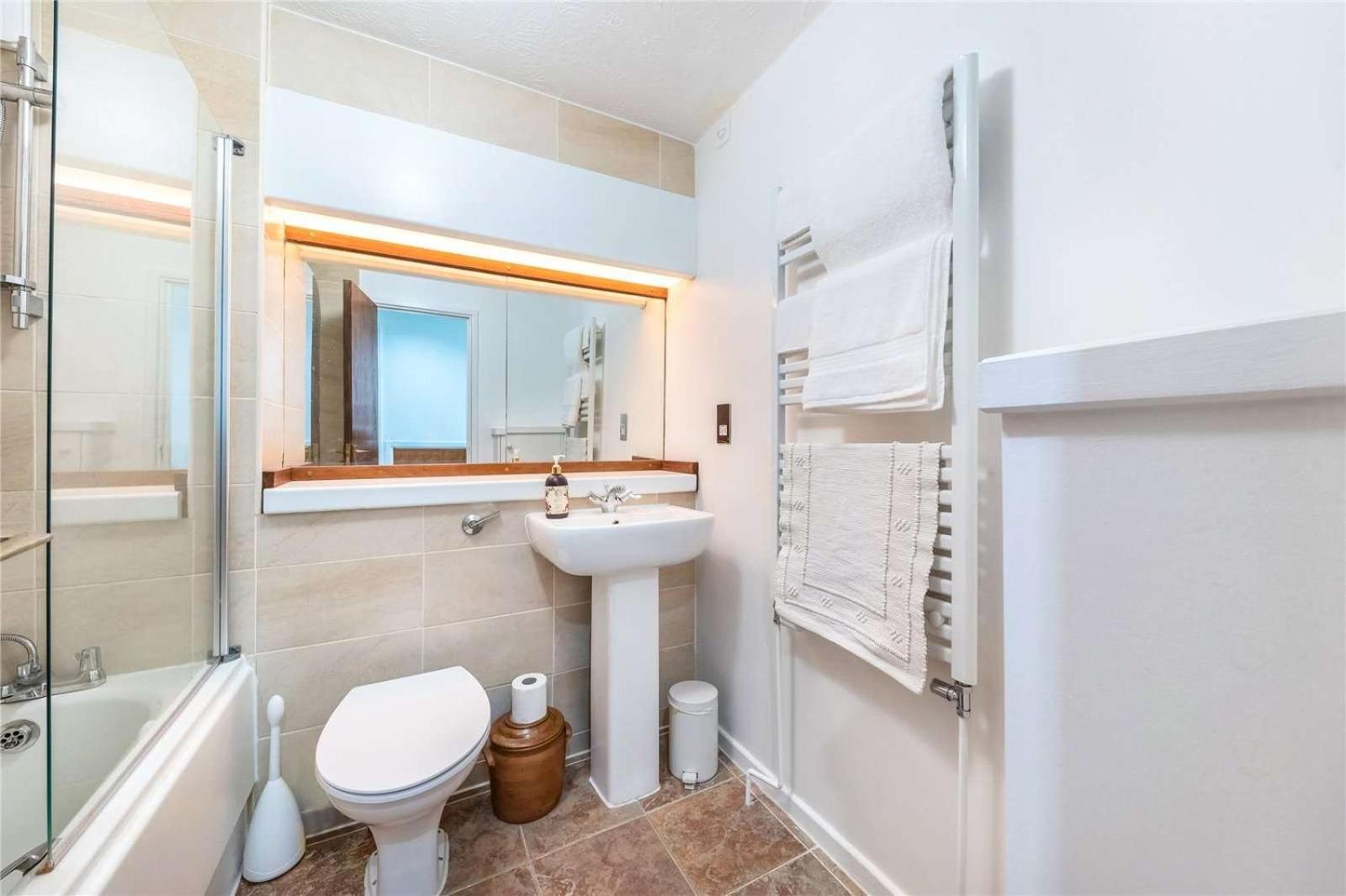 Bright & Smart 2 King-sized Bedroom Haven By The Thames & Battersea Park Apartment London
