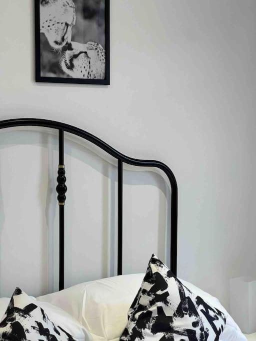 Explore From The Heart Of Soho Apartment *