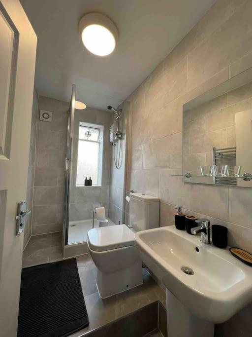 Explore From The Heart Of Soho Apartment *