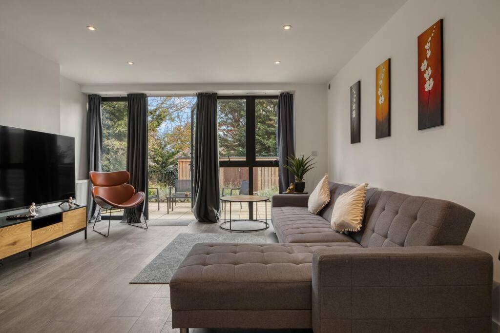 3-bed, 2-bath Wembley With Free Parking Lejlighed *