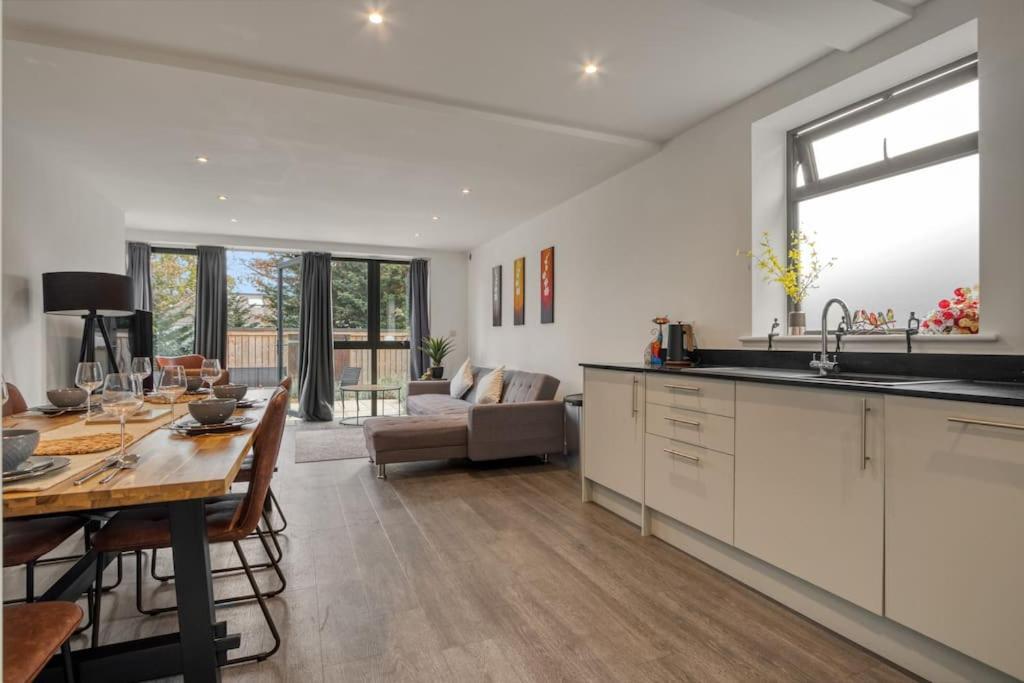 Lejlighed 3-bed, 2-bath Wembley With Free Parking *