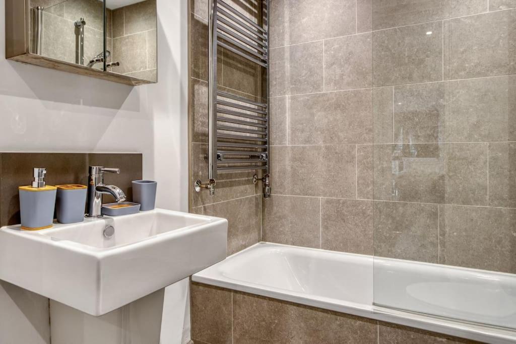 Lejlighed 3-bed, 2-bath Wembley With Free Parking London