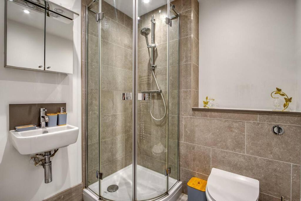 3-bed, 2-bath Wembley With Free Parking Lejlighed