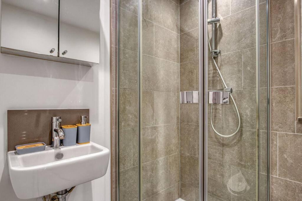 Lejlighed 3-bed, 2-bath Wembley With Free Parking *