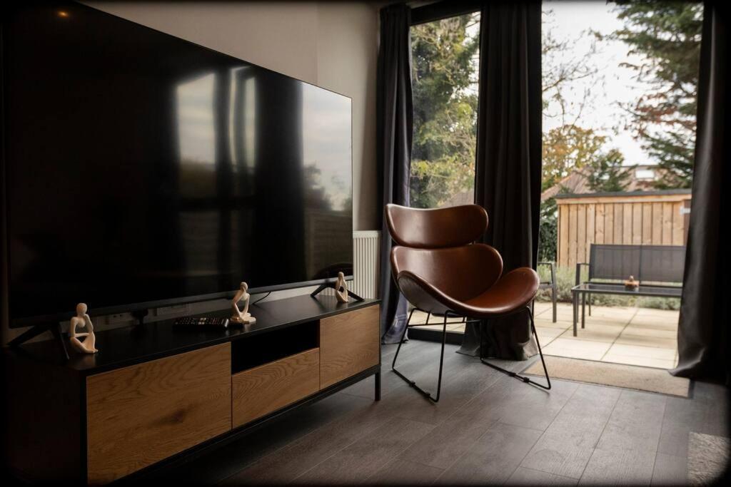 3-bed, 2-bath Wembley With Free Parking Lejlighed