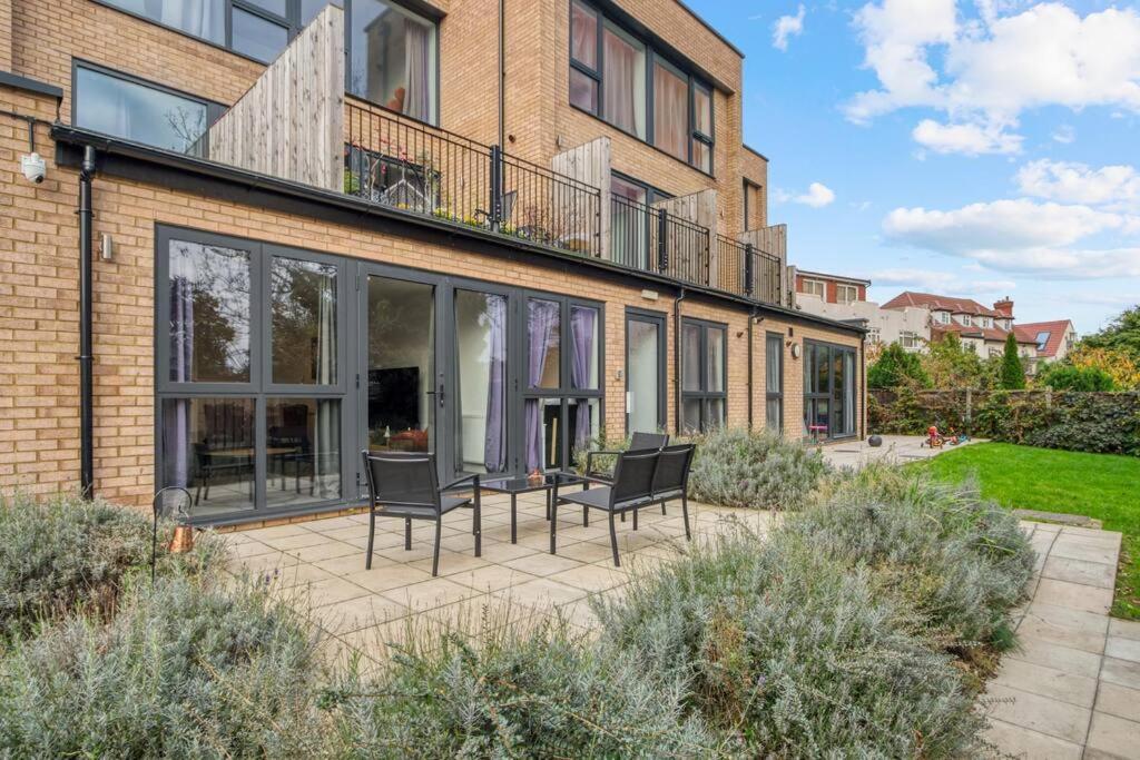 Lejlighed 3-bed, 2-bath Wembley With Free Parking London