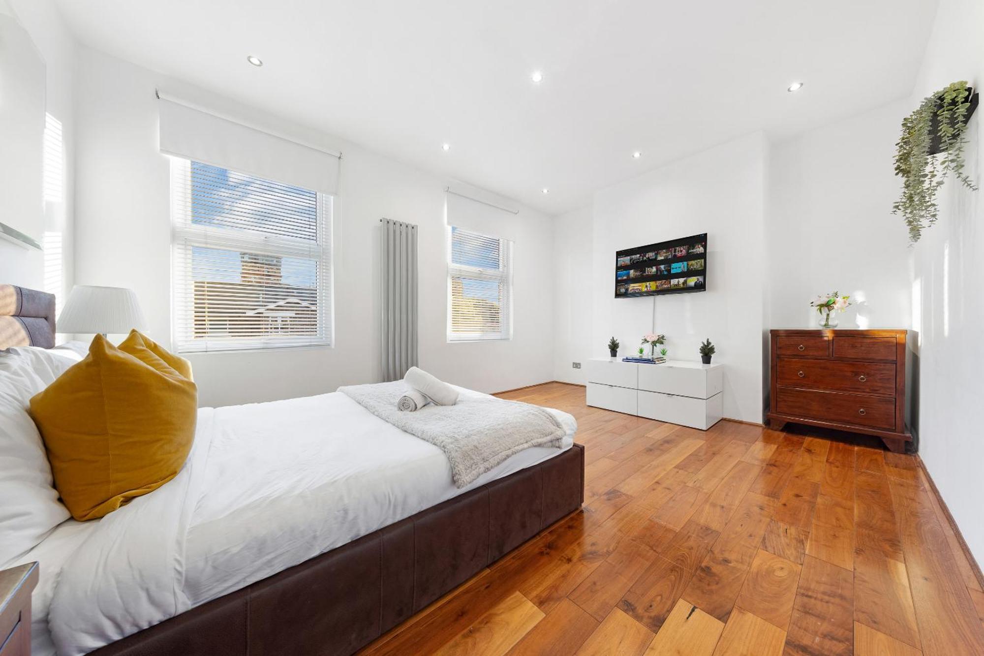 Luxury 4-bedroom Modern Flat In Steps From Station, Sleeps 9 In Style! Lägenhet London