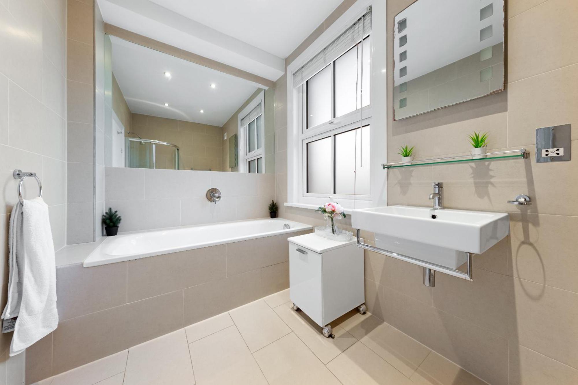 Luxury 4-bedroom Modern Flat In Steps From Station, Sleeps 9 In Style! Lägenhet London