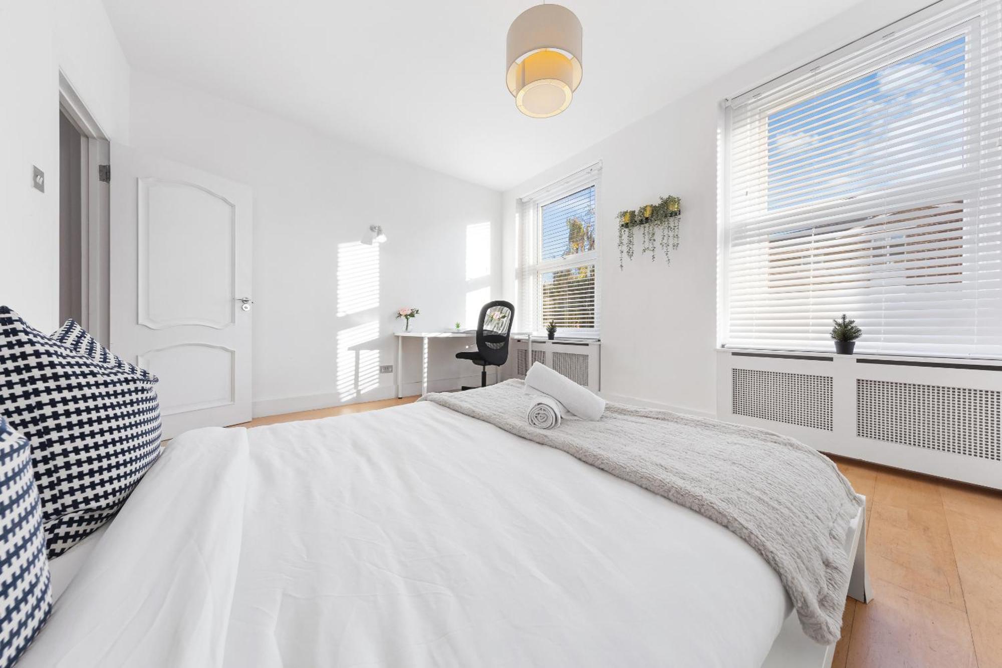 Luxury 4-bedroom Modern Flat In Steps From Station, Sleeps 9 In Style! Lägenhet London