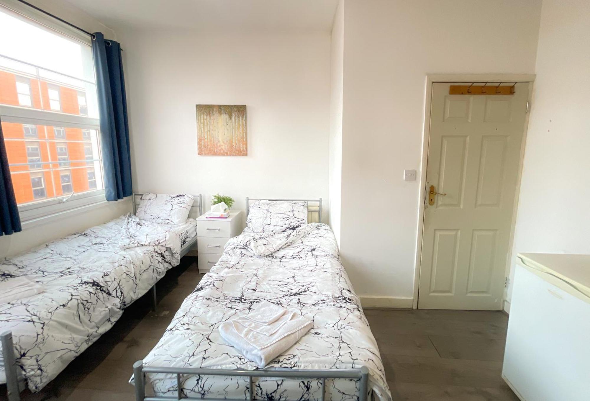 At Kilburn, Seconds Away From Tube Station Guest house London