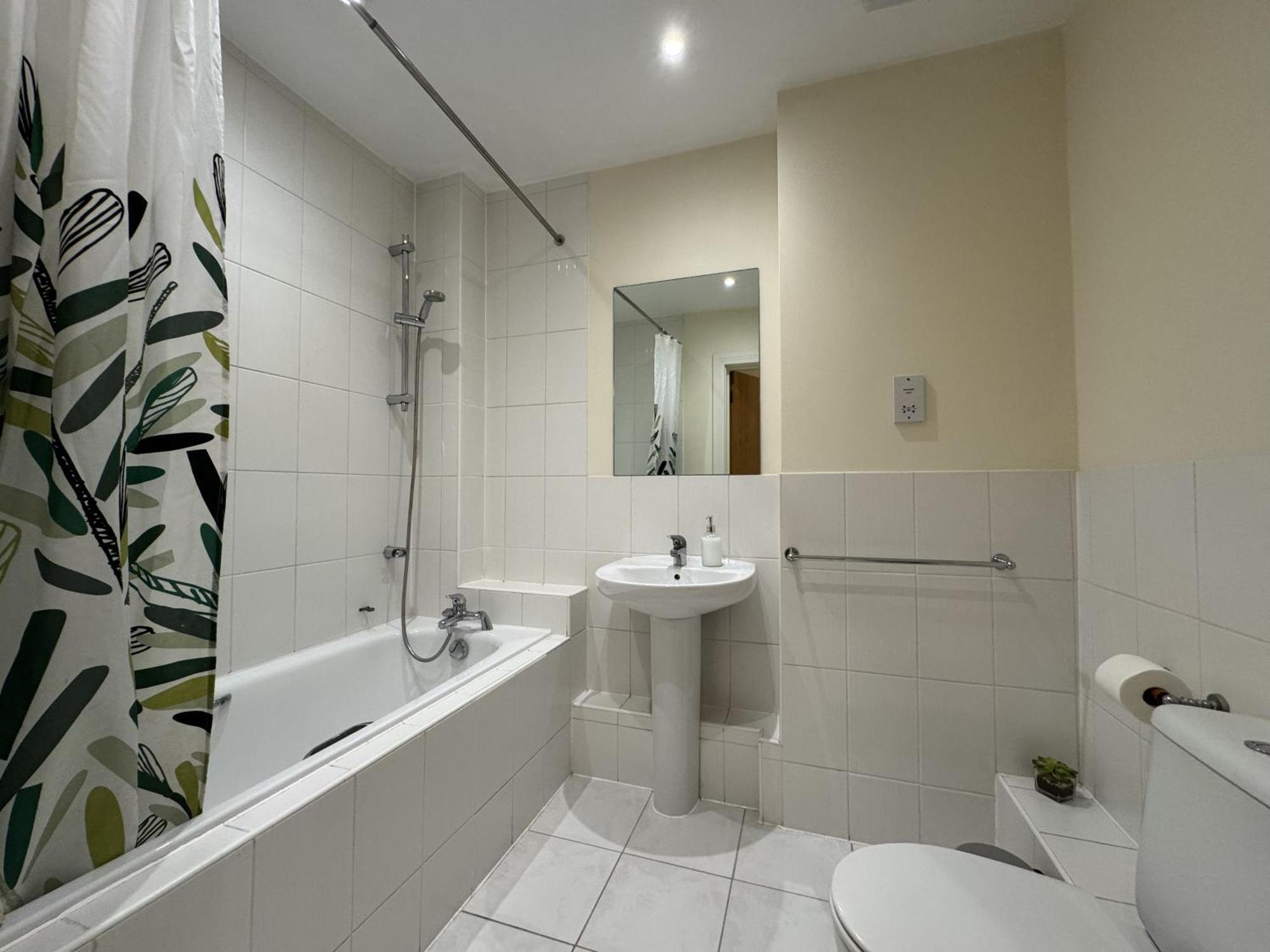 Two Bed Flat In Wimbledon Apartment London