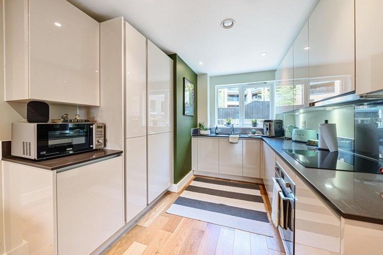 Homestay Modern Bedroom With Private Bathroom And Shared Kitchen & Lounge In Our *