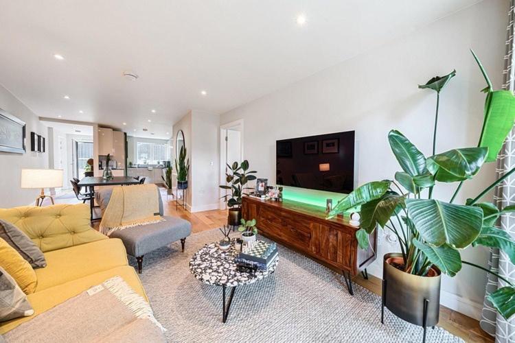 Homestay Modern Bedroom With Private Bathroom And Shared Kitchen & Lounge In Our London