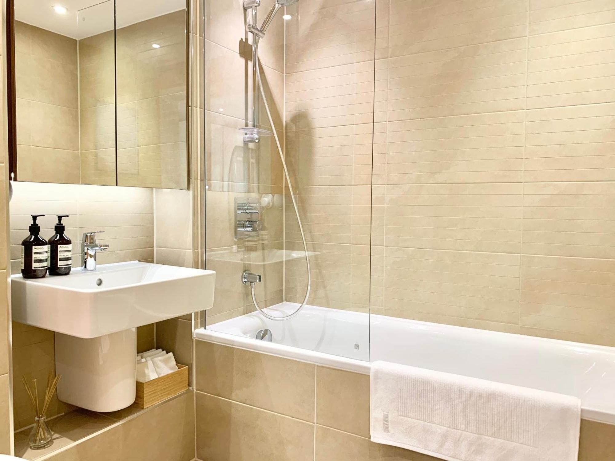 Homestay Modern Bedroom With Private Bathroom And Shared Kitchen & Lounge In Our London