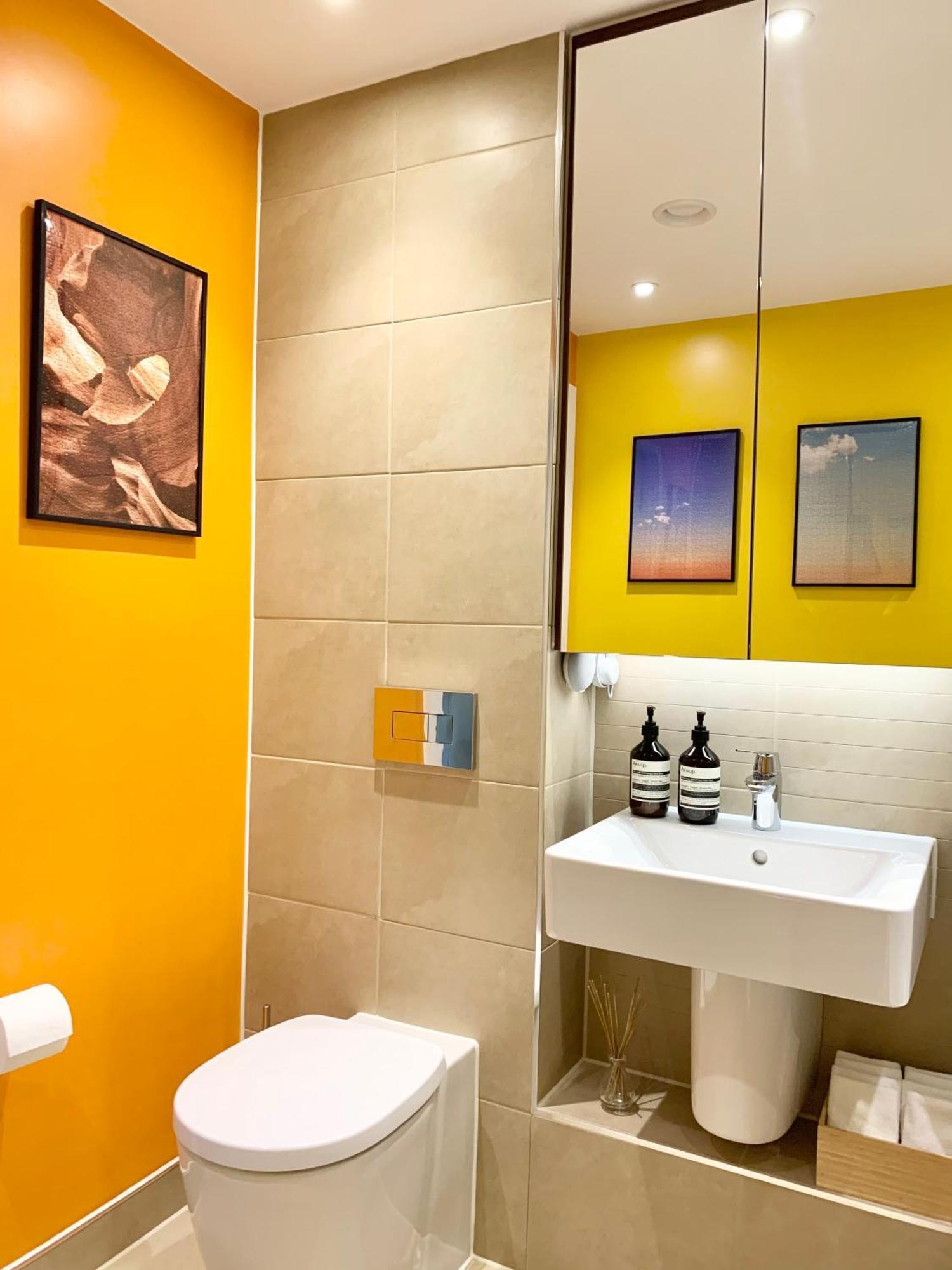 Homestay Modern Bedroom With Private Bathroom And Shared Kitchen & Lounge In Our London