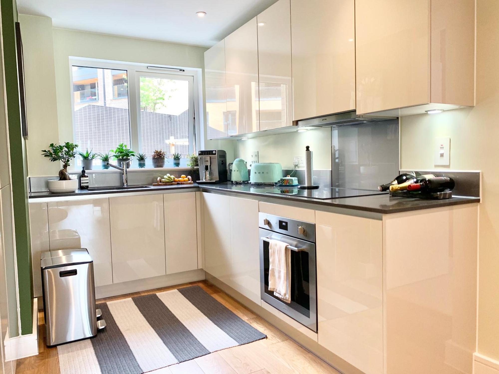 Modern Bedroom With Private Bathroom And Shared Kitchen & Lounge In Our *