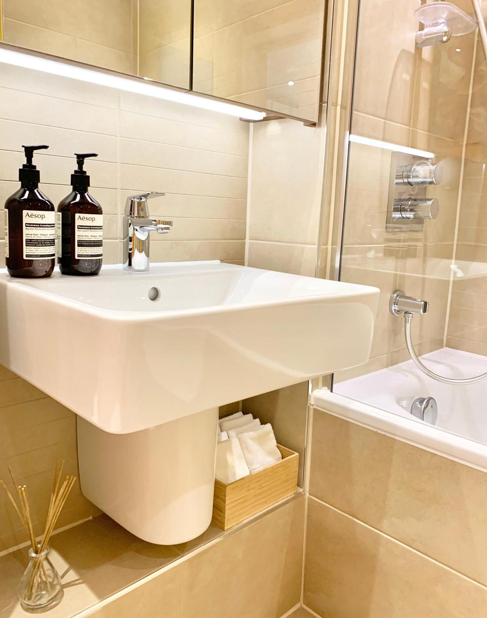 Modern Bedroom With Private Bathroom And Shared Kitchen & Lounge In Our * London