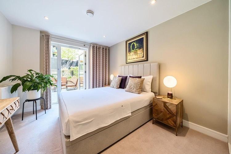 Modern Bedroom With Private Bathroom And Shared Kitchen & Lounge In Our Homestay London