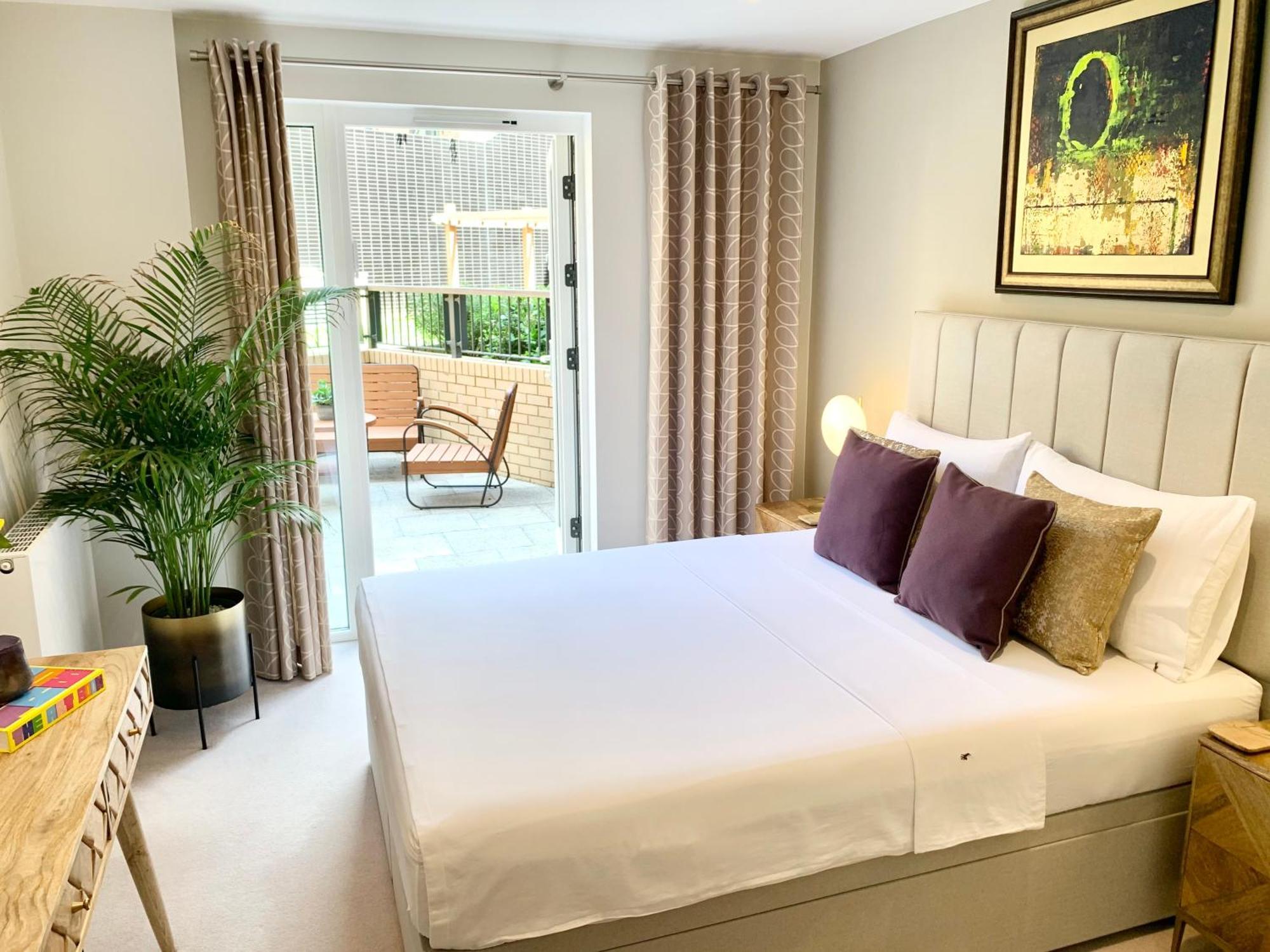 Modern Bedroom With Private Bathroom And Shared Kitchen & Lounge In Our * London