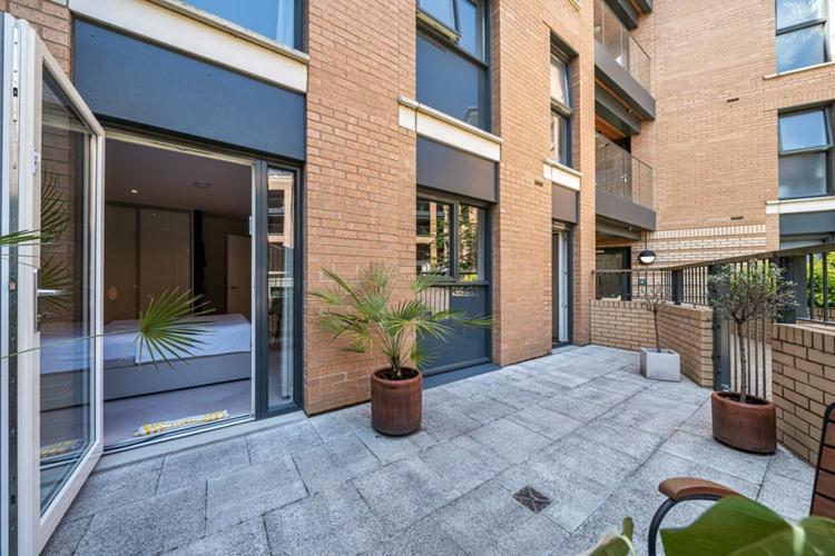 Modern Bedroom With Private Bathroom And Shared Kitchen & Lounge In Our London