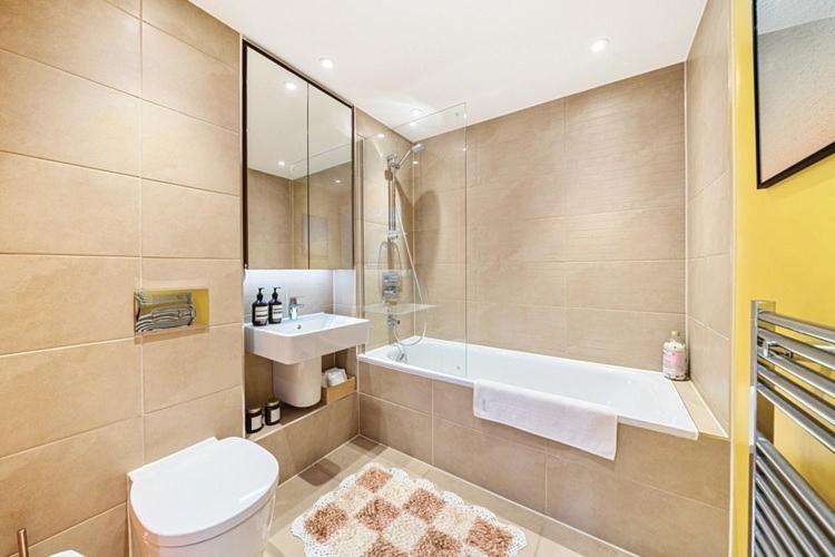 Homestay Modern Bedroom With Private Bathroom And Shared Kitchen & Lounge In Our
