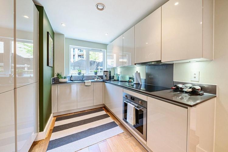 Homestay Modern Bedroom With Private Bathroom And Shared Kitchen & Lounge In Our London